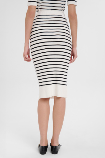 Ołówkowa spódnica w drobne prązki