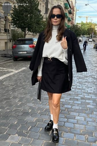 Czarna spódnica mini z ozdobnym paskiem