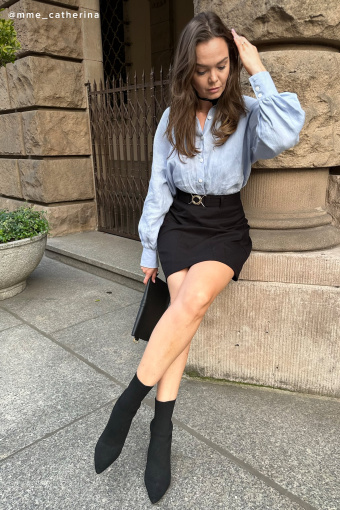 Czarna spódnica mini z ozdobnym paskiem