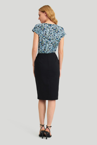 Czarna spódnica z asymetrycznym przeszyciem