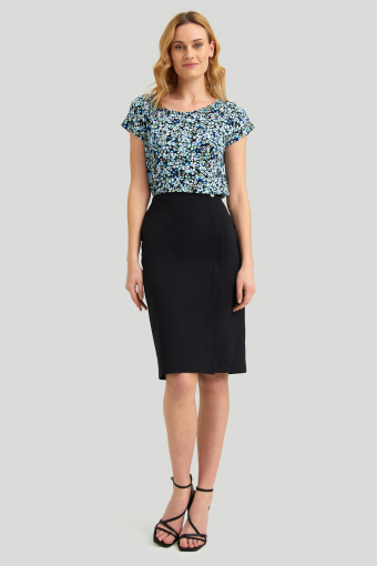 Czarna spódnica z asymetrycznym przeszyciem