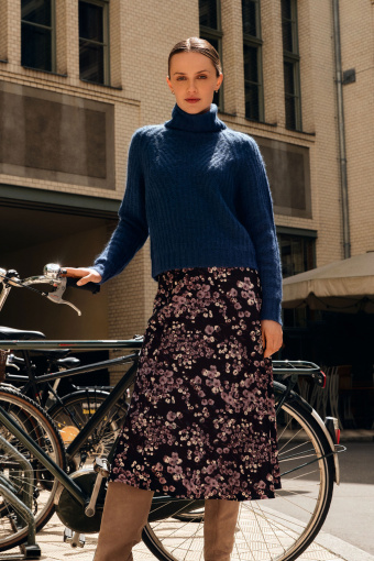 Satynowa spódnica z nadrukiem w drobne kwiaty, czarno-fioletowa Satynowa spódnica z nadrukiem w drobne kwiaty, czarno-fioletowa