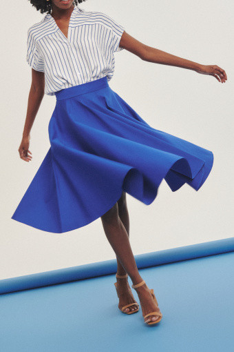 Rozkloszowana kobaltowa spódnica midi