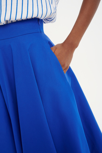 Rozkloszowana kobaltowa spódnica midi