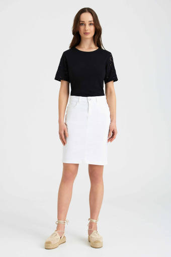 Jeansowa spódnica w białym kolorze