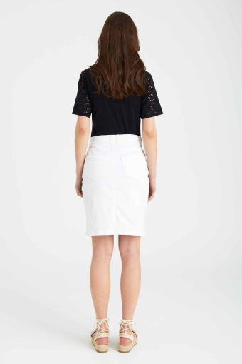 Jeansowa spódnica w białym kolorze