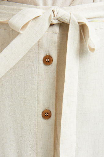 Beżowa spódnica z kontrastowymi guzikami