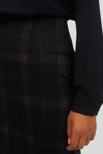 Klasyczna, czarna spódnica z nadrukiem w kratę Klasyczna, czarna spódnica z nadrukiem w kratę