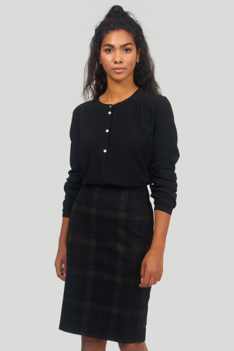 Klasyczna, czarna spódnica z nadrukiem w kratę Klasyczna, czarna spódnica z nadrukiem w kratę