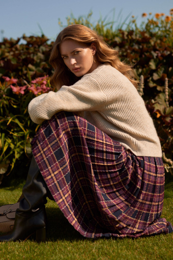 Fioletowa spódnica midi, nadruk w kratę