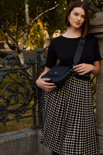 Plisowana spódnica w groszki, czarno-biała