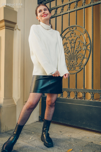 Czarna, krótka spódnica ze skóry ekologicznej