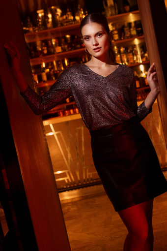 Czarna, krótka spódnica ze skóry ekologicznej