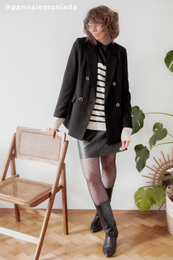 Czarna, krótka spódnica ze skóry ekologicznej