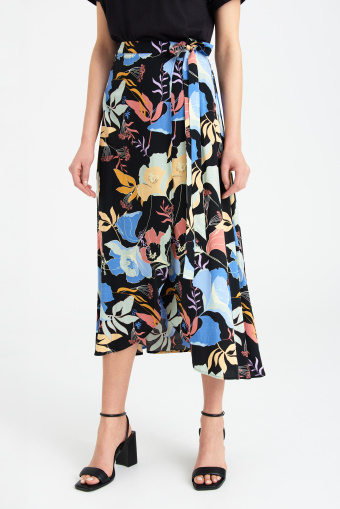 Zakładana, czarna spódnica z nadrukiem w kwiaty Zakładana, czarna spódnica z nadrukiem w kwiaty