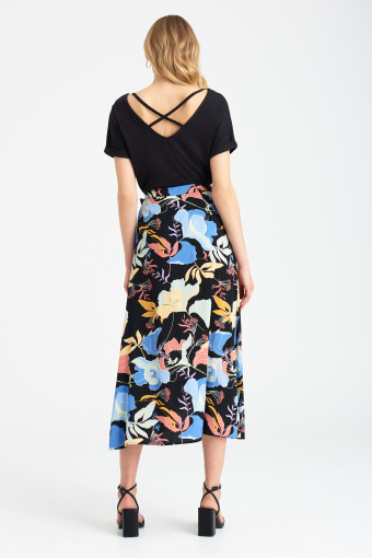 Zakładana, czarna spódnica z nadrukiem w kwiaty Zakładana, czarna spódnica z nadrukiem w kwiaty