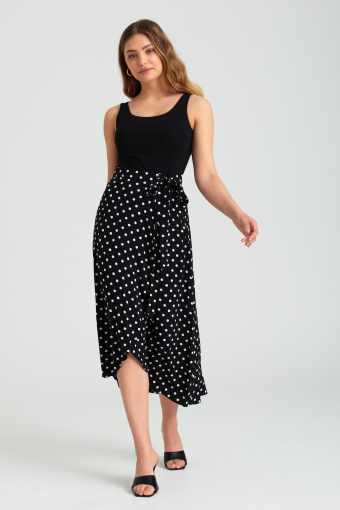 Czarna, zakładana spódnica w grochy