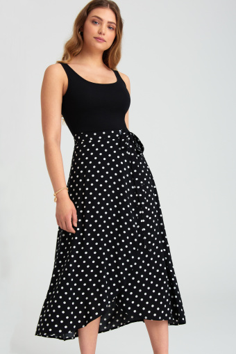 Czarna, zakładana spódnica w grochy