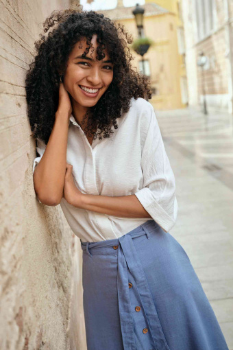 Niebieska spódnica z dodatkiem lnu i ozdobnymi guzikami