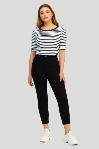 Czarne jeans'y ze zwężaną nogawką, model mom-fit