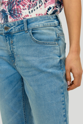 Jasne jeansy typu boyfriend