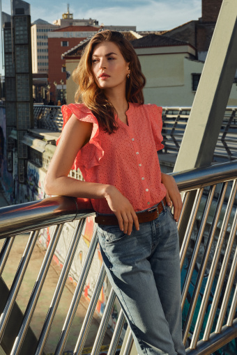 Jasne jeansy typu boyfriend