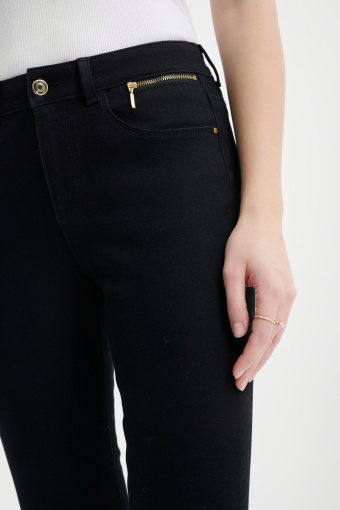 Czarne spodnie jeansowe typu slim