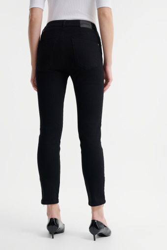 Czarne spodnie jeansowe typu slim