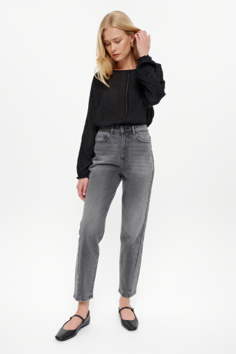 Stylowe ciemnoszare jeansy mom fit 