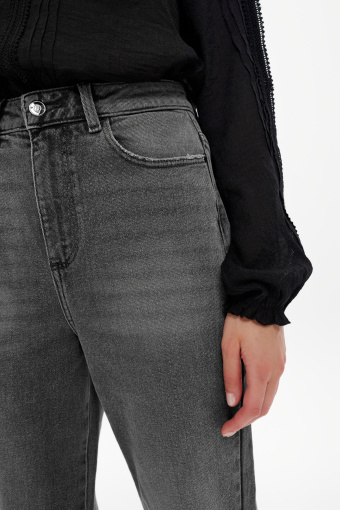 Stylowe ciemnoszare jeansy mom fit 