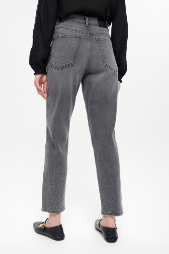 Stylowe ciemnoszare jeansy mom fit 