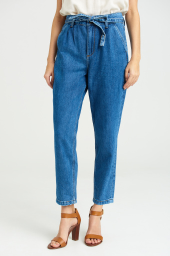 Jeansowe spodnie loose-fit z zakładkami i paskiem