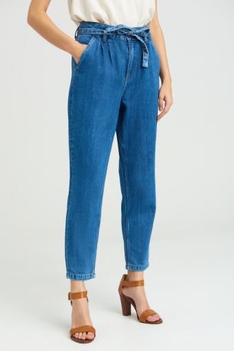 Jeansowe spodnie loose-fit z zakładkami i paskiem