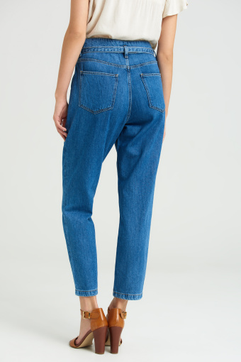 Jeansowe spodnie loose-fit z zakładkami i paskiem