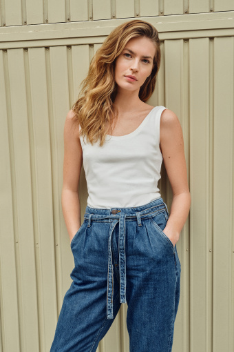 Jeansowe spodnie loose-fit z zakładkami i paskiem