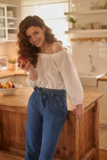 Jeansowe spodnie loose-fit z zakładkami i paskiem