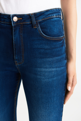 Ciemnogranatowe spodnie jeansowe, model skinny push up