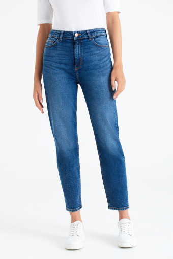 Ciemnoniebieskie spodnie jeansowe mom fit