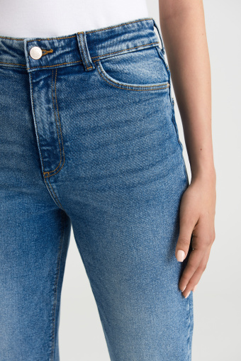 Niebieskie jeansy mom fit z przetarciami