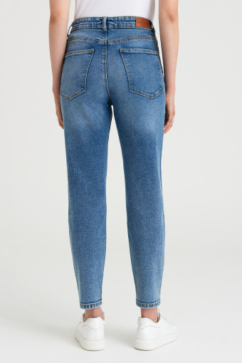 Niebieskie jeansy mom fit z przetarciami