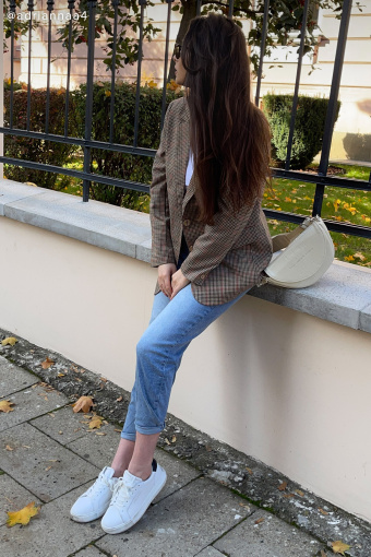 Niebieskie jeansy mom fit z przetarciami