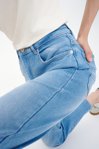 Jasnoniebieskie jeansy o kroju mom fit