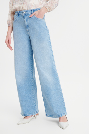 Jasnoniebieskie jeansy wide leg