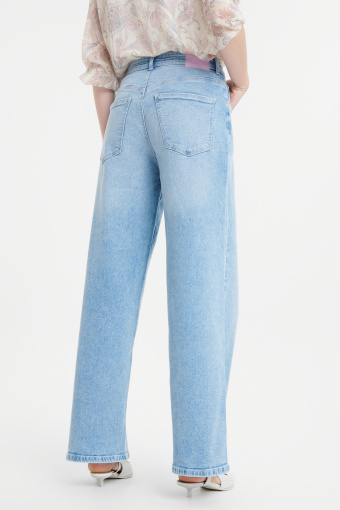 Jasnoniebieskie jeansy wide leg