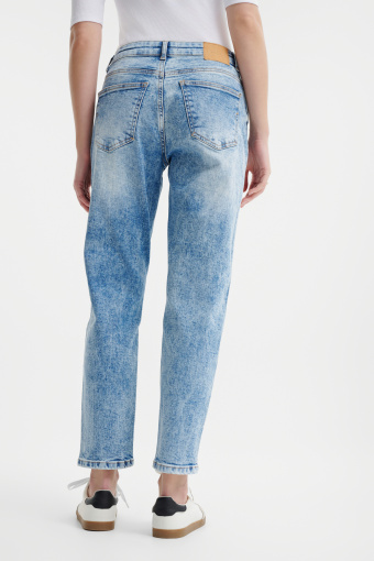 Spodnie typu boyfriend z przetartego denimu 