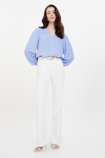 Białe jeansy typu flare