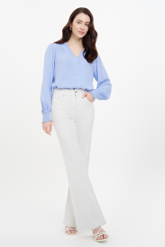 Białe jeansy typu flare