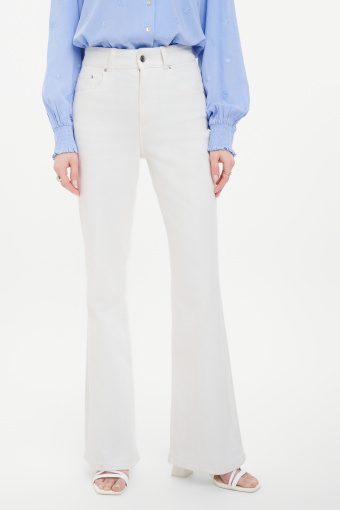 Białe jeansy typu flare