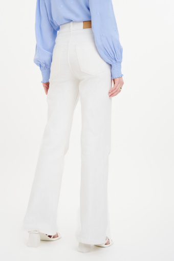 Białe jeansy typu flare