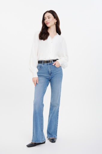 Stylowe niebieskie jeansy typu flare